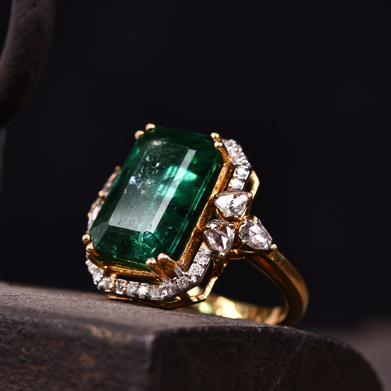 18K YELLOW GOLD EMERALD TREASURE RING