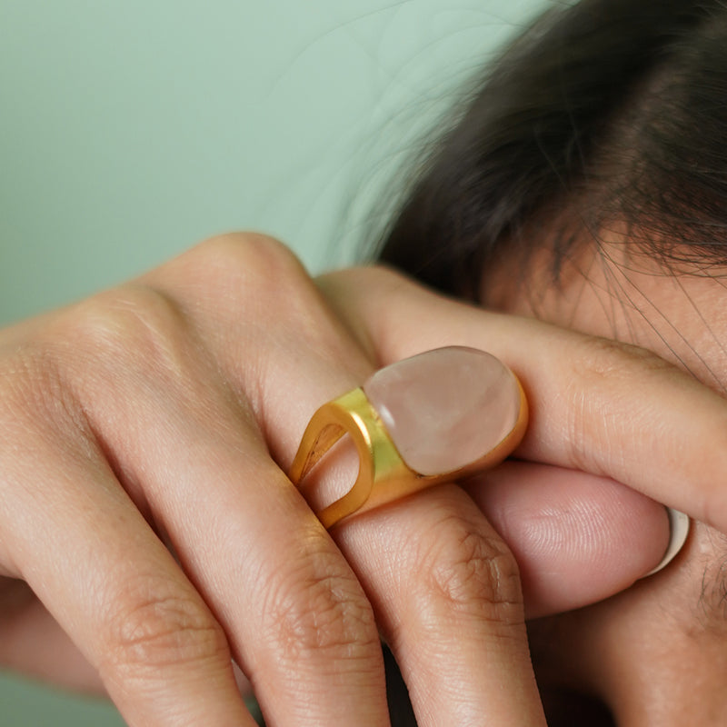 GOLD PLATED CABOCHON ROSE QUARTZ RING