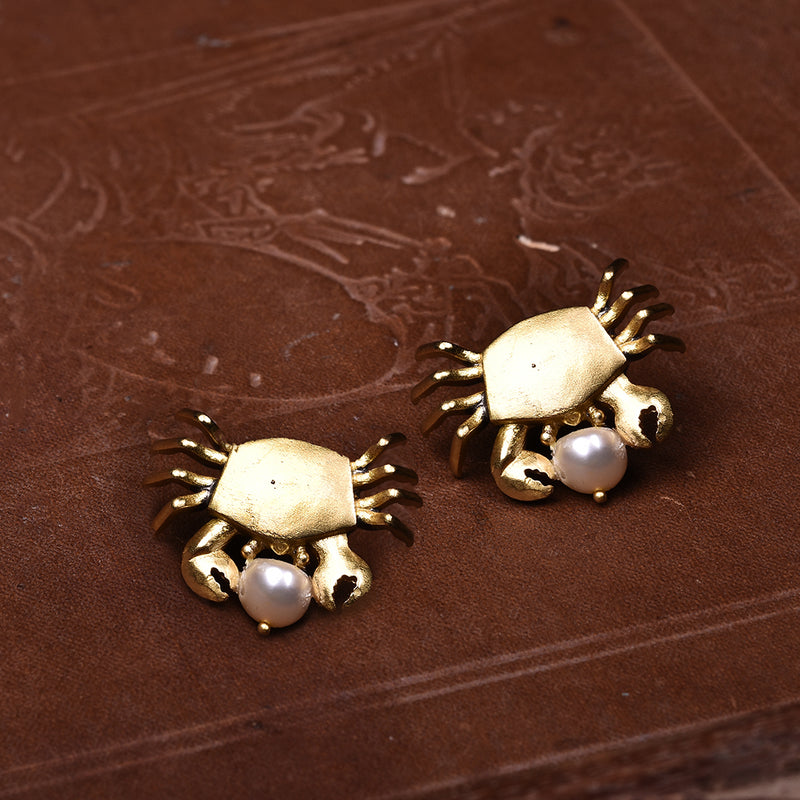 SYMETREE CLAWING CRAB PEARL STUDS