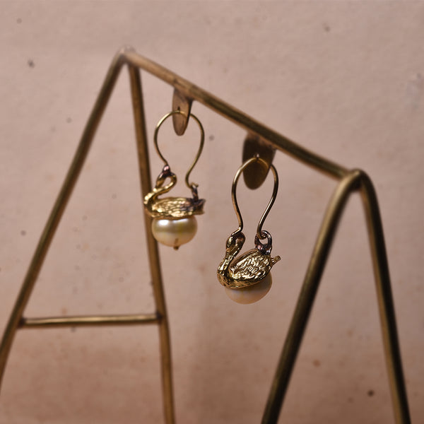 THE WISE SWAN PEARL EARRINGS