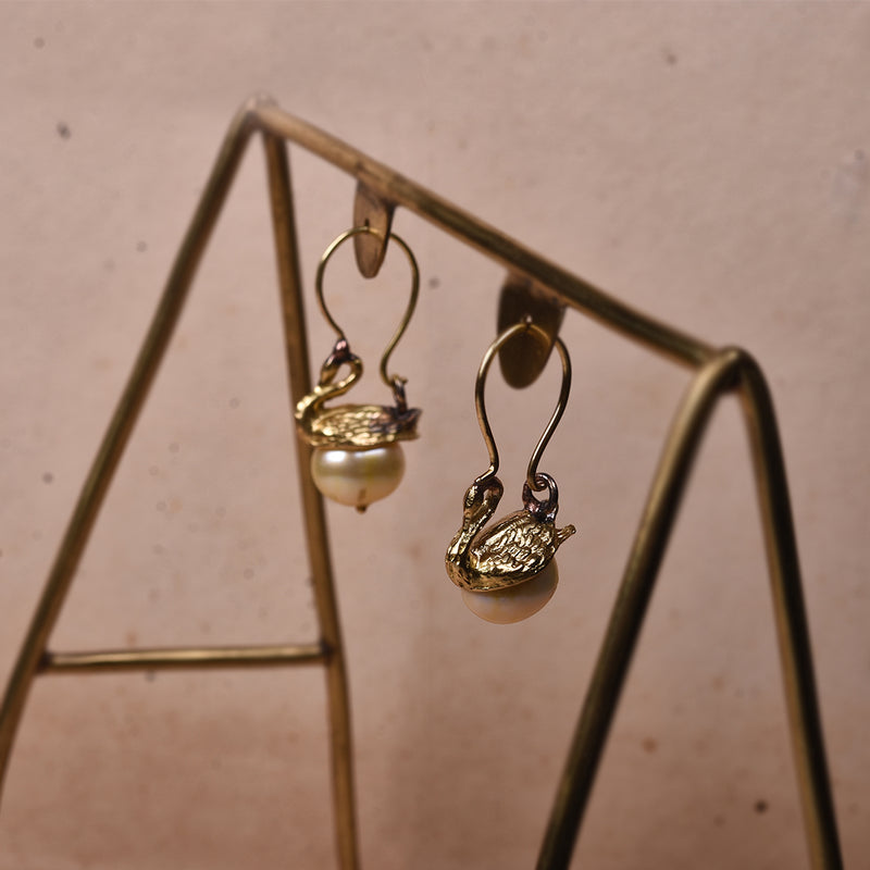 THE WISE SWAN PEARL EARRINGS