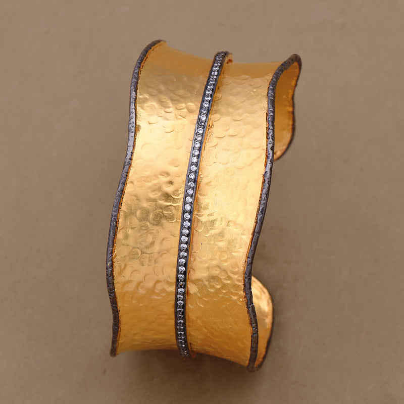 SCALLOPED EDGE BANGLE