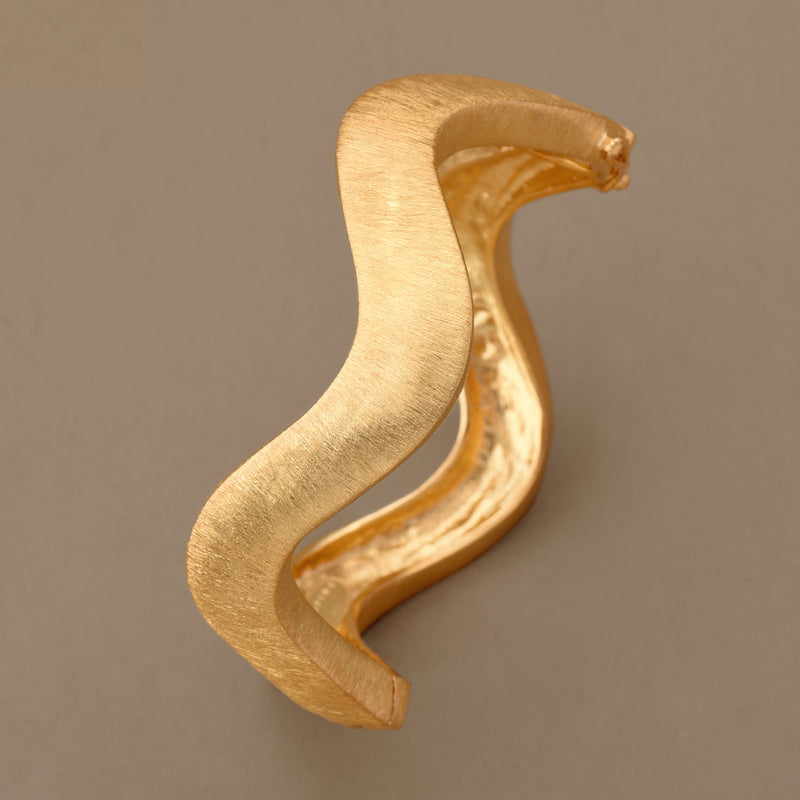 TEXTURED WAVY GOLDEN BANGLE