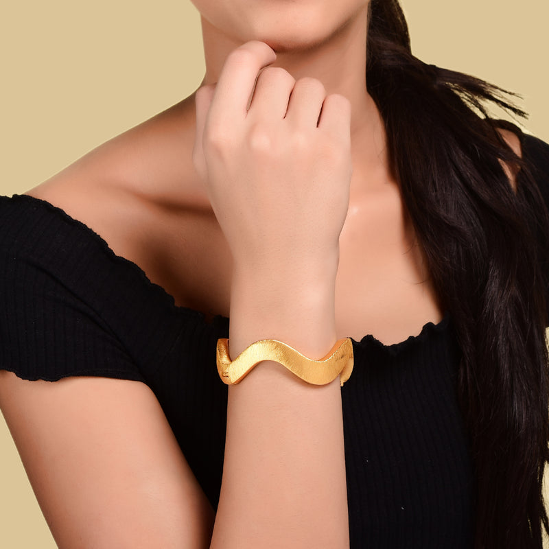 TEXTURED WAVY GOLDEN BANGLE