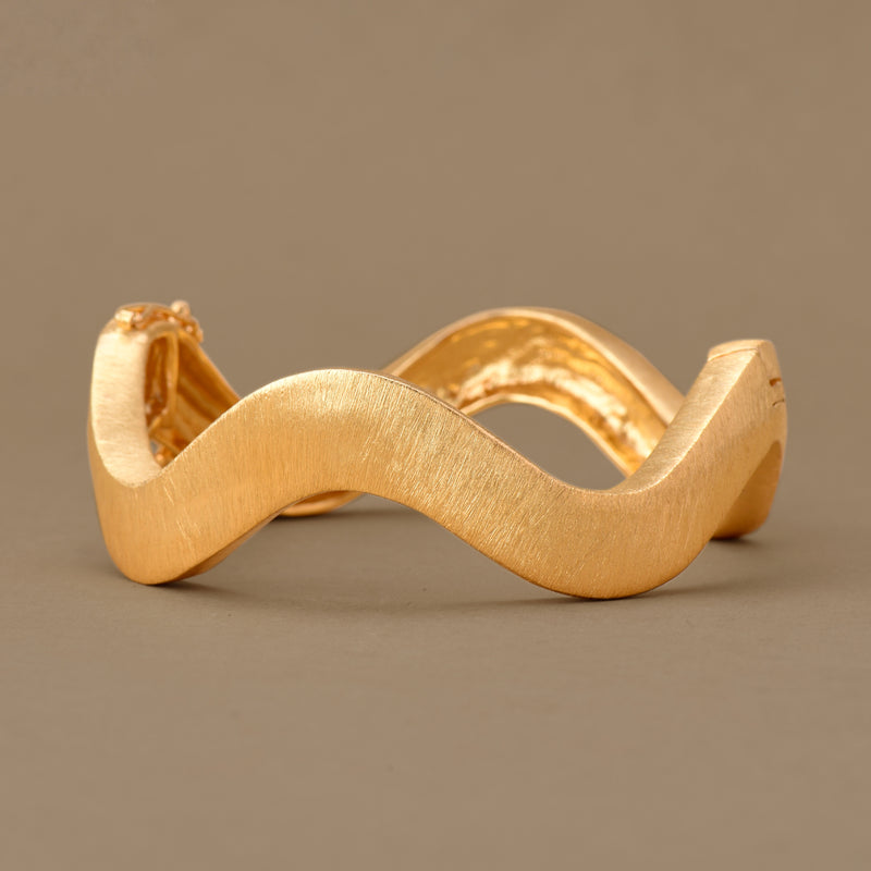 TEXTURED WAVY GOLDEN BANGLE