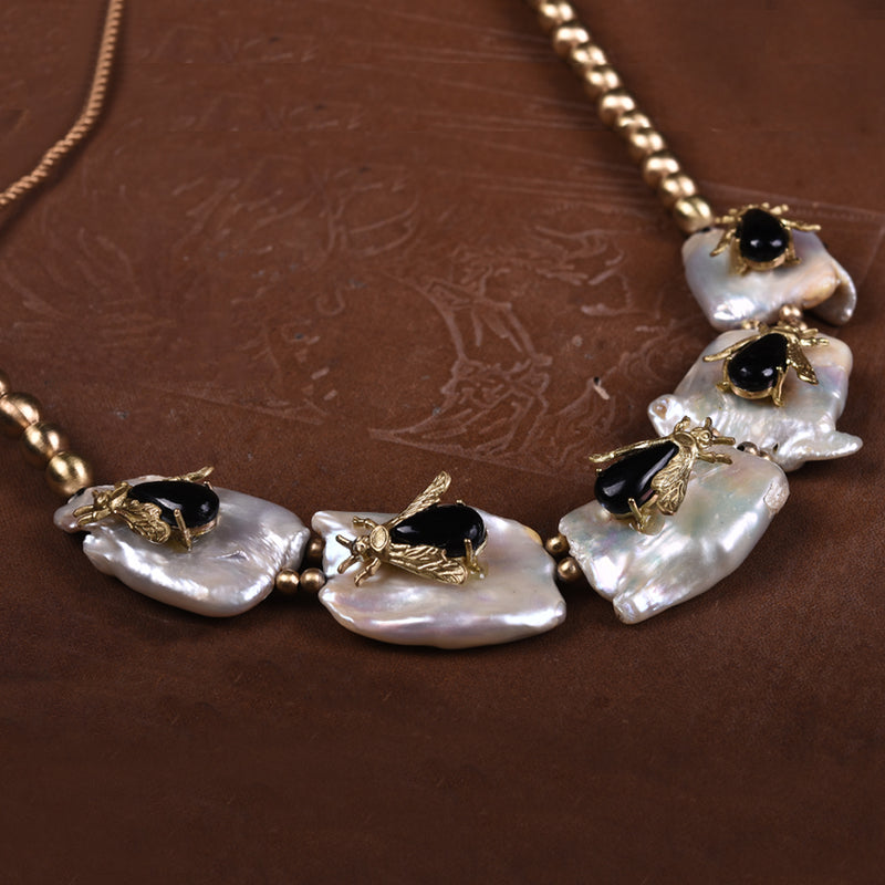 THE HUMMING BEE BAROQUE PEARL CHOKER