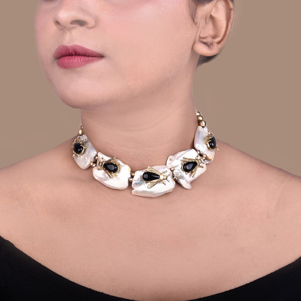 THE HUMMING BEE BAROQUE PEARL CHOKER