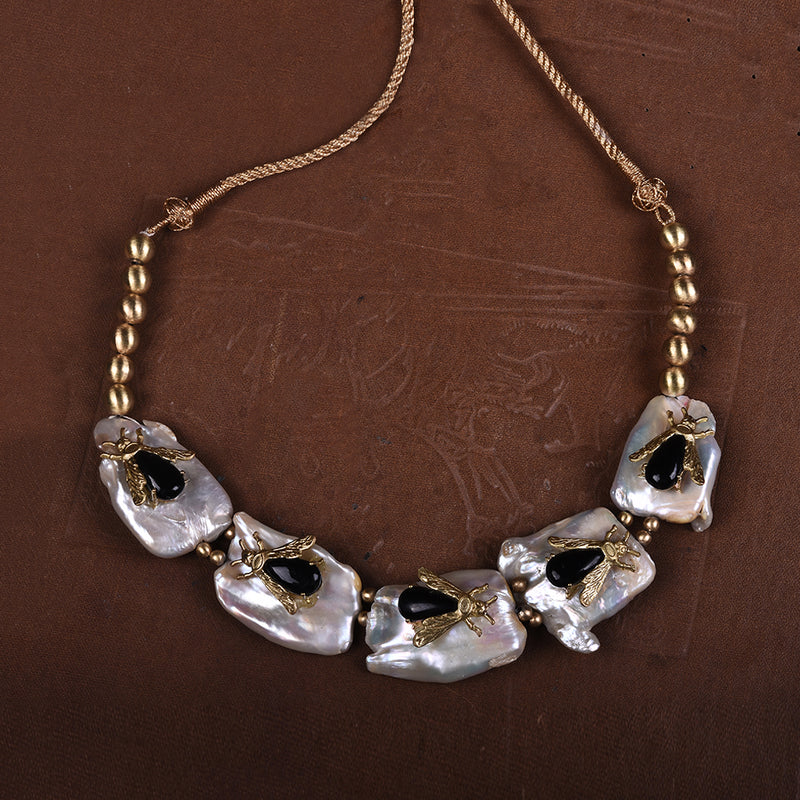 THE HUMMING BEE BAROQUE PEARL CHOKER